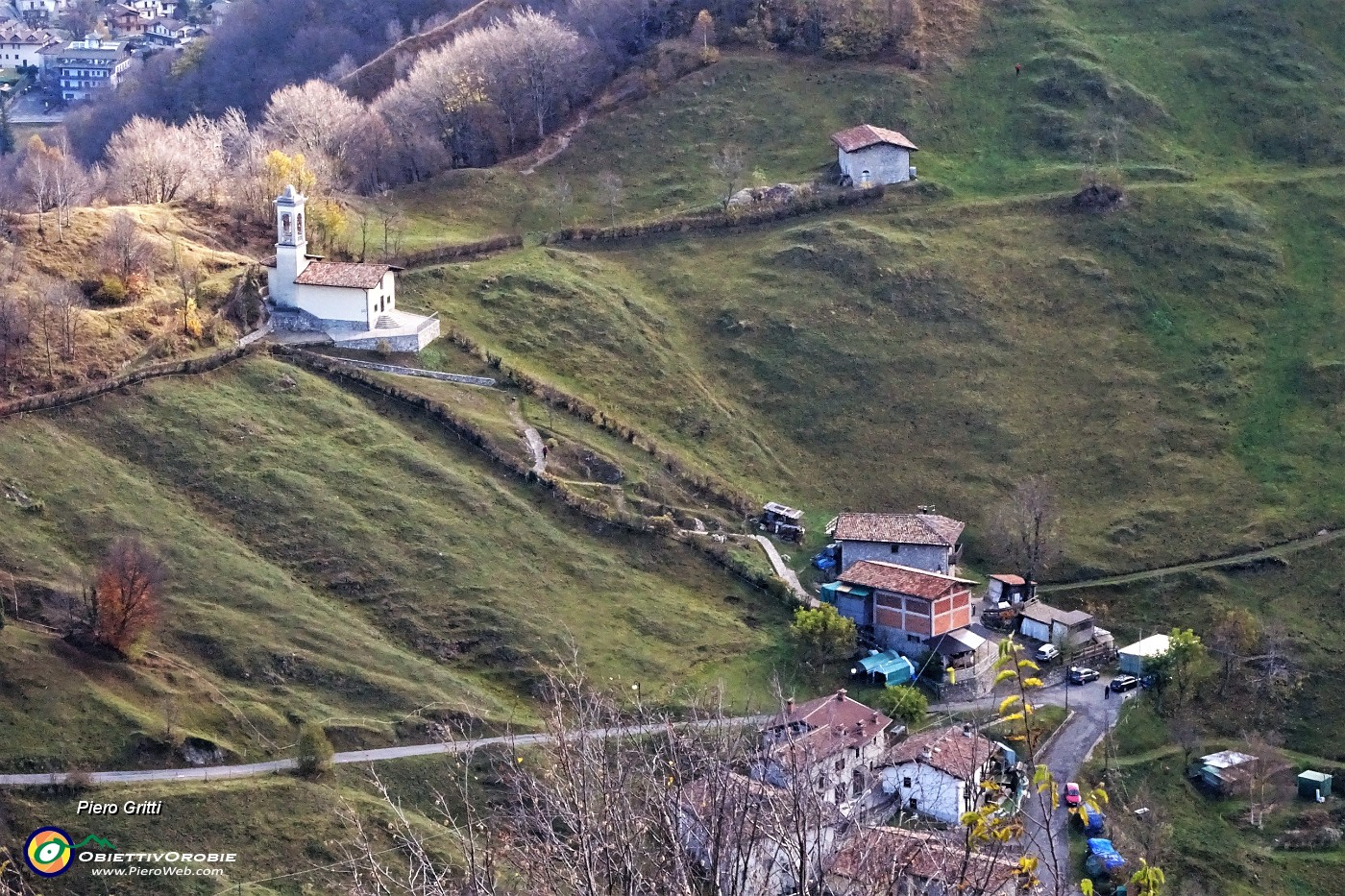 25 Zoom sul piccolo borgo di Salmezza.JPG